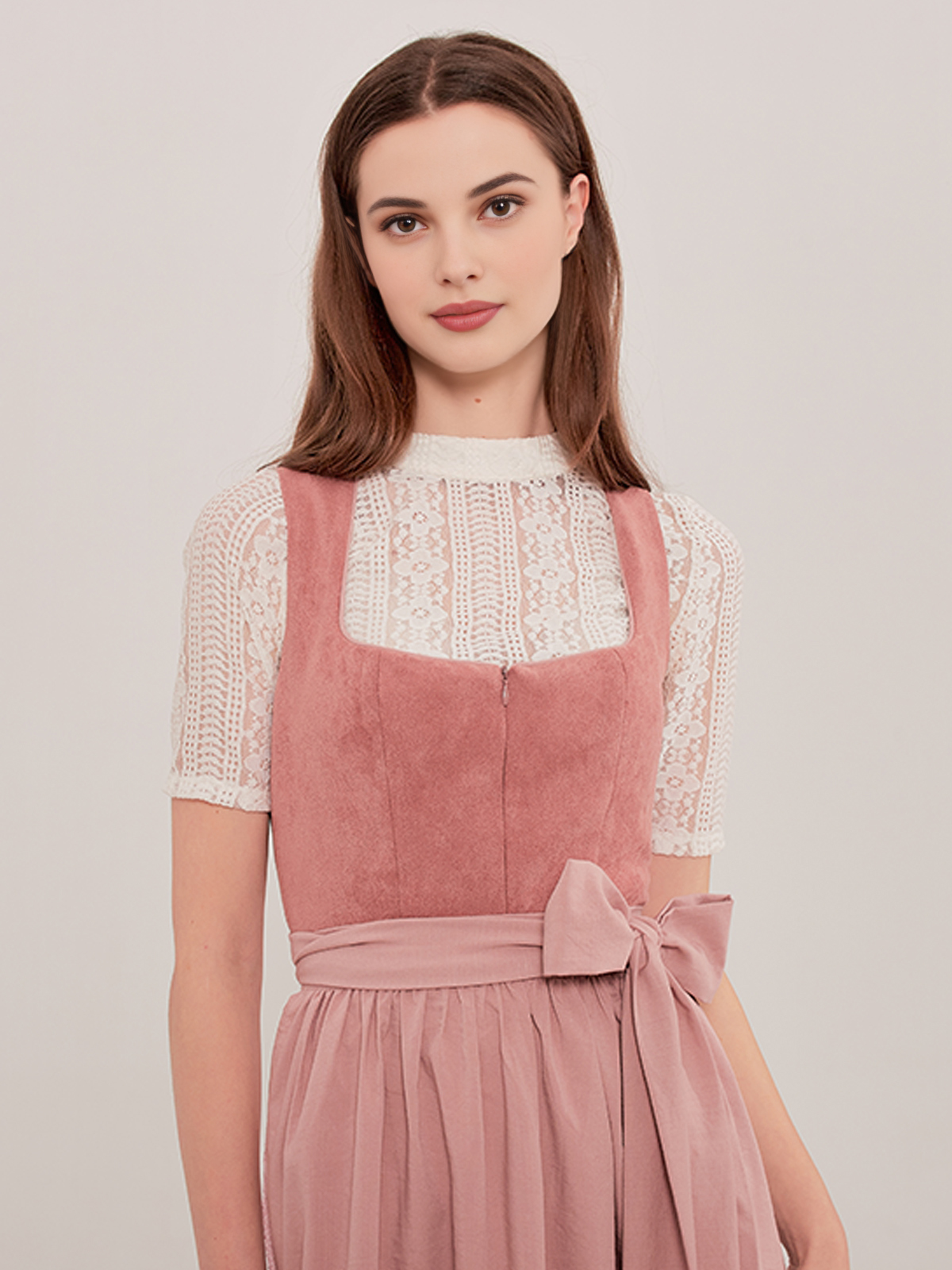 Dirndl rot schwarz mit herzförmigem Ausschnitt