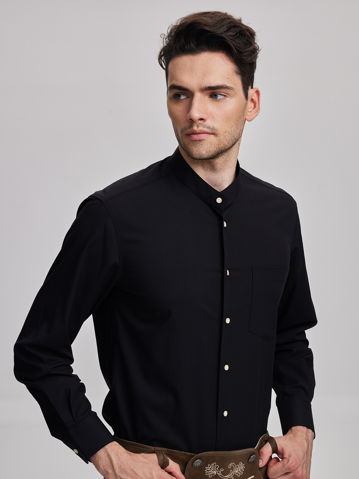 Dirndl in Schwarz mit modernem Schnitt