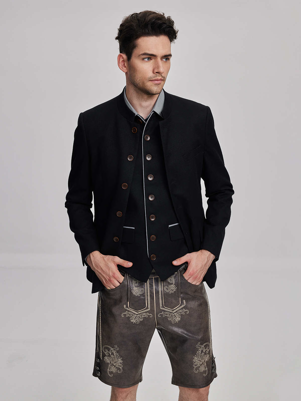 Elegantes schwarzes Trachtenkleid mit modernem Schnitt