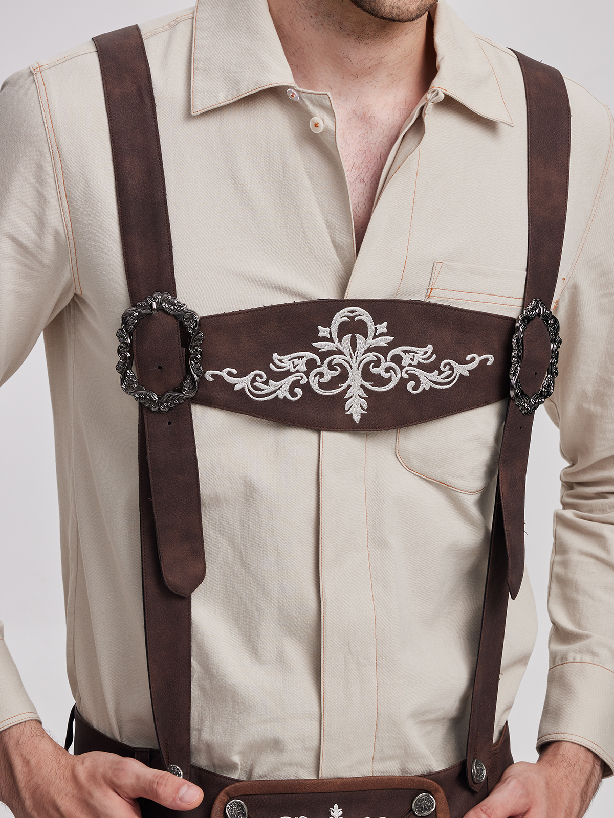 Dirndl in Braun mit traditionellem Schnitt