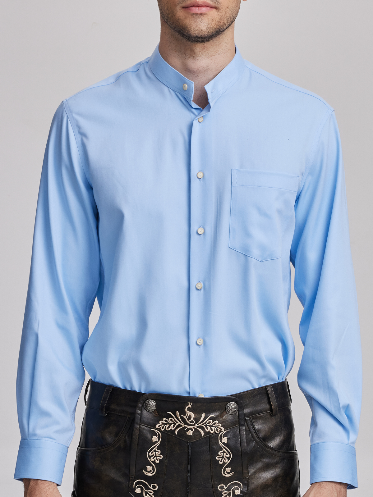 Moderne Dirndlbluse in Blau mit Lochstickerei