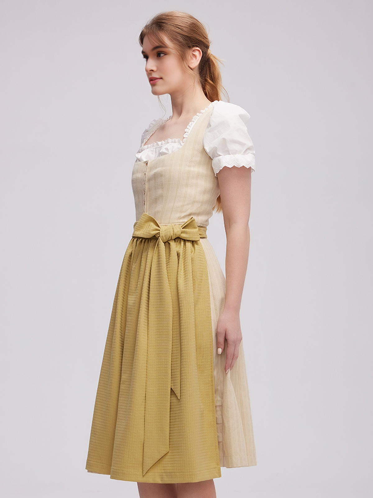 Hochgeschlossenes grünes Dirndl mit raffinierten Details