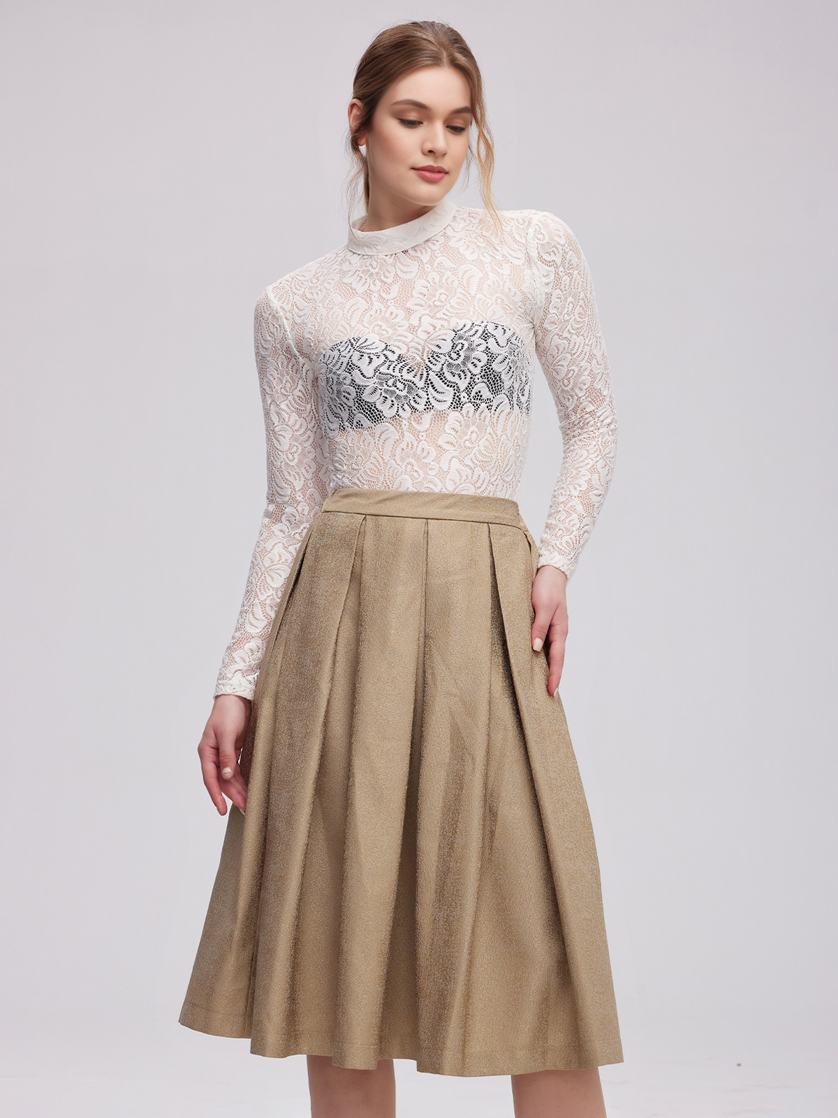 Dirndl mit tiefer Ausschnitt – stilvolle Kombination mit Bluse