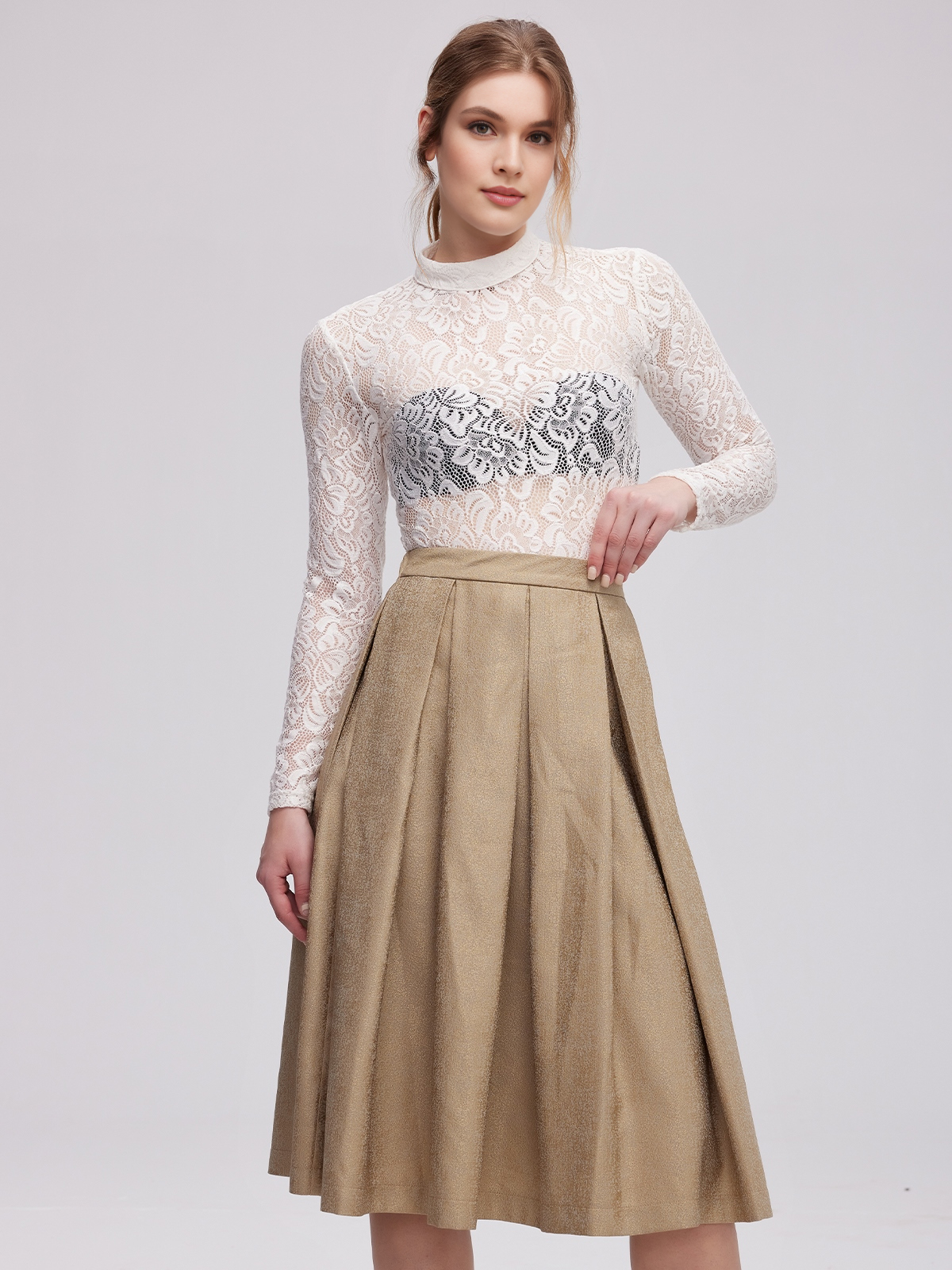 Ein elegantes grünes Ehreer Dirndl mit feiner Stickerei