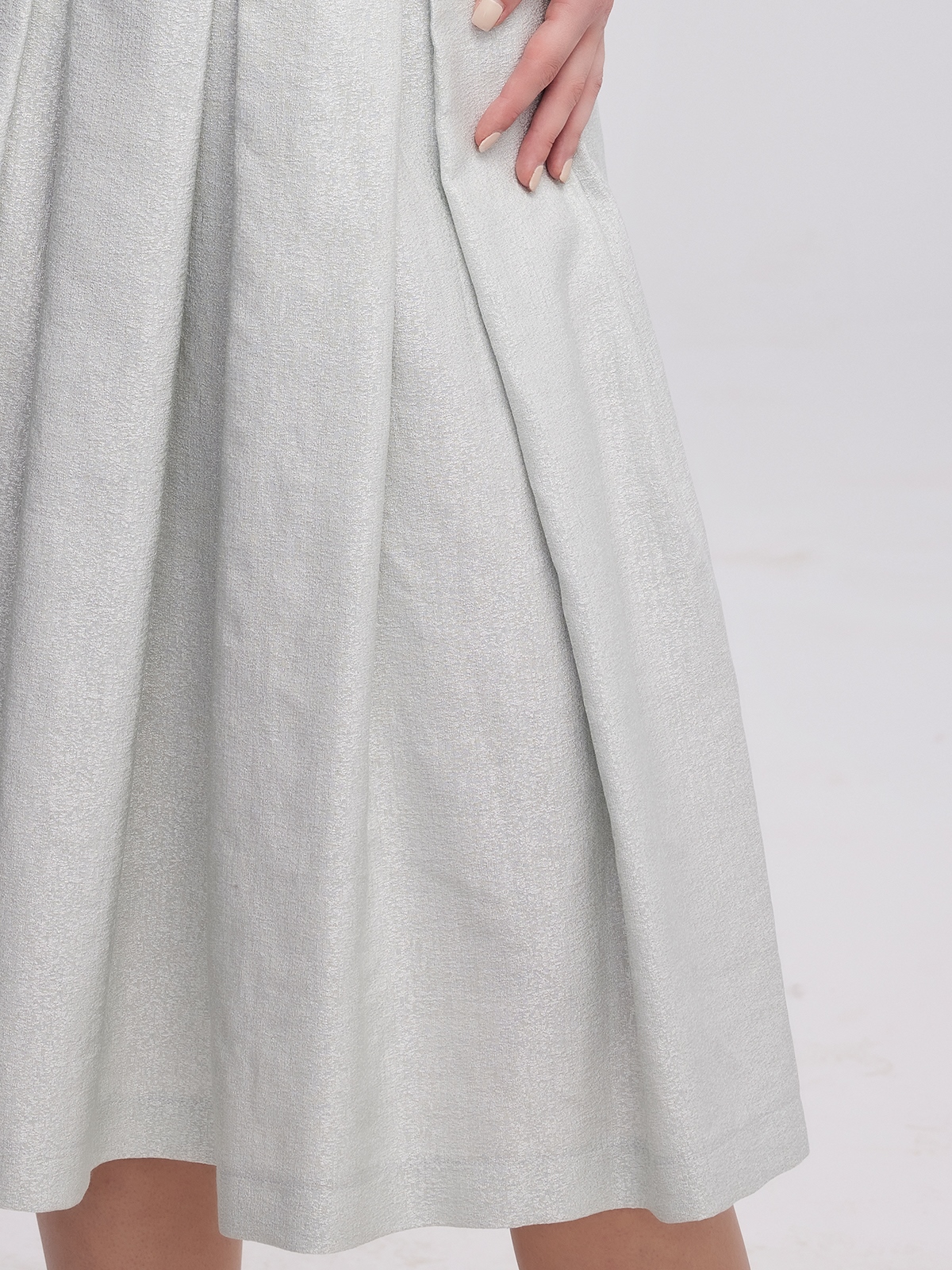 Graues Dirndl mit eleganten Details