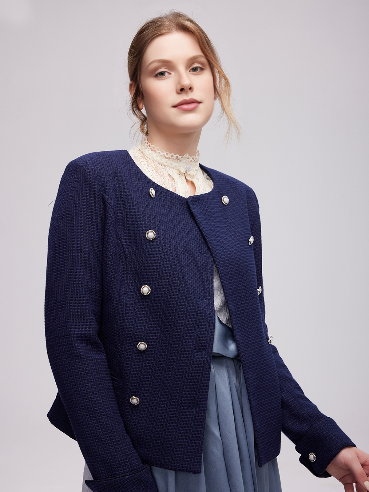 Dirndl in Blau mit traditioneller Schürze