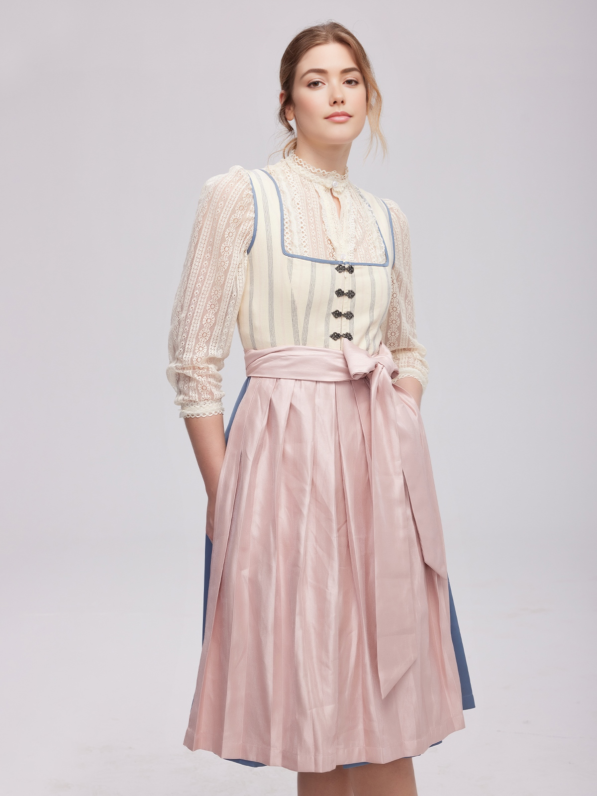 Elegantes hellgraues Dirndl mit floralen Akzenten