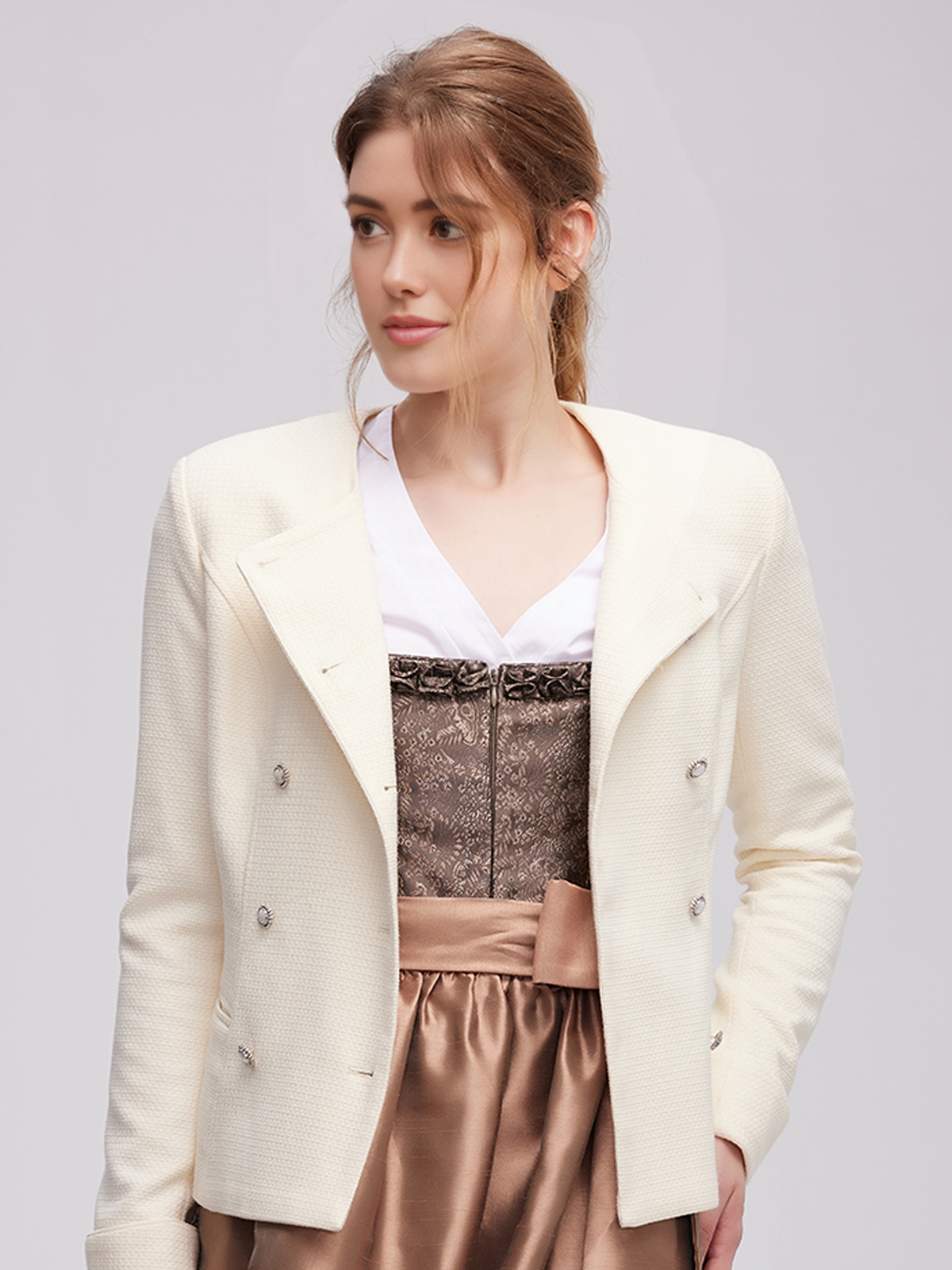 Dirndl in Weiß mit traditioneller Stickerei