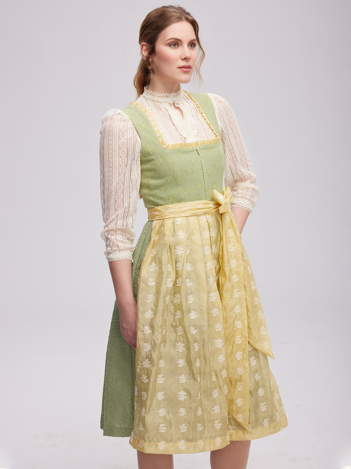 Dirndl in Grün mit Spitzenbluse