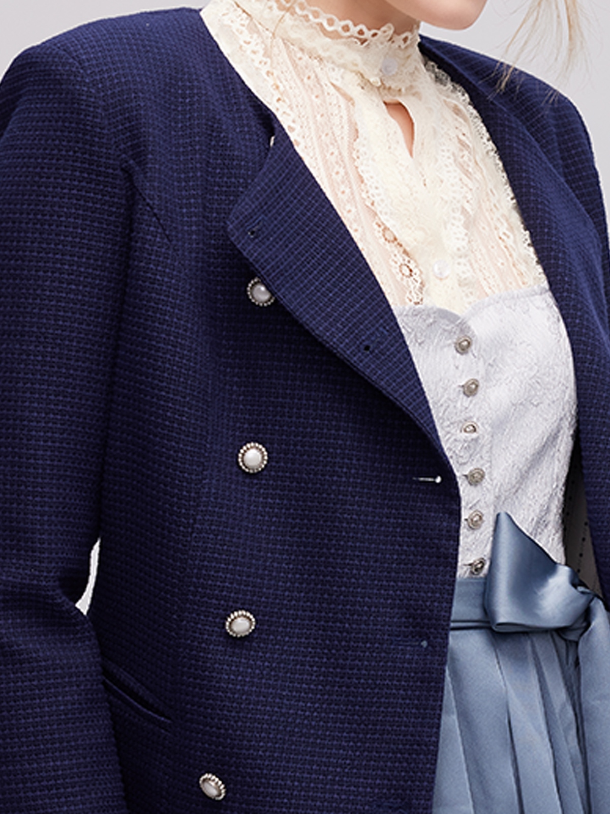 Moderne Trachtenbluse in Blau mit Spitzen-Details