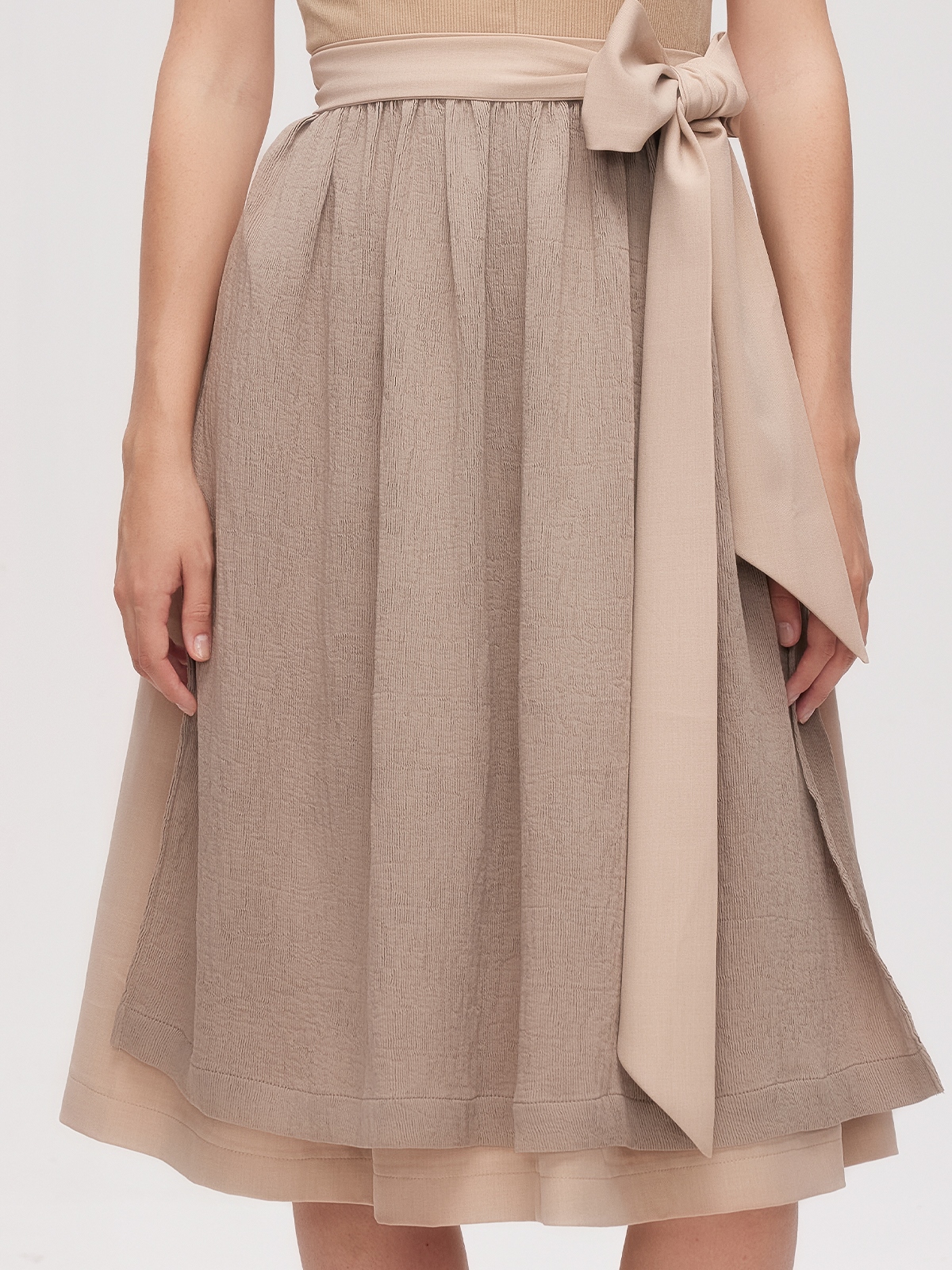 Modernes Dirndl in Braun mit schlankem Schnitt