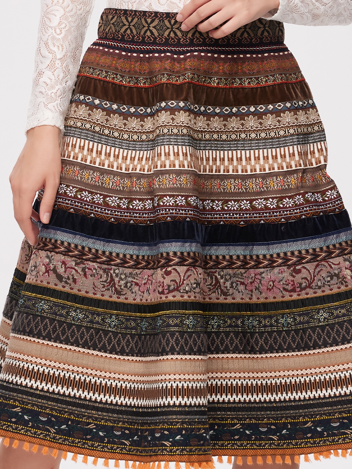 Graues Dirndl mit eleganten Details