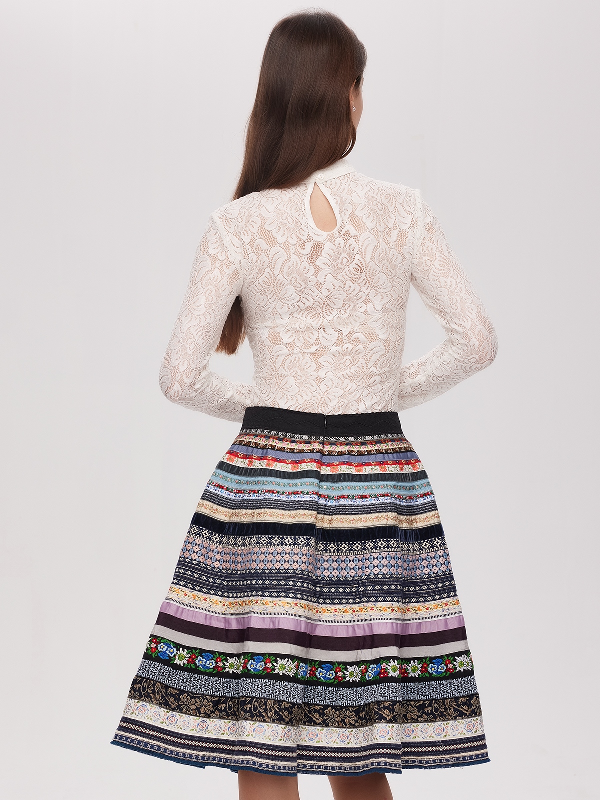 Traditionelle Lederhose mit blauem Dirndl