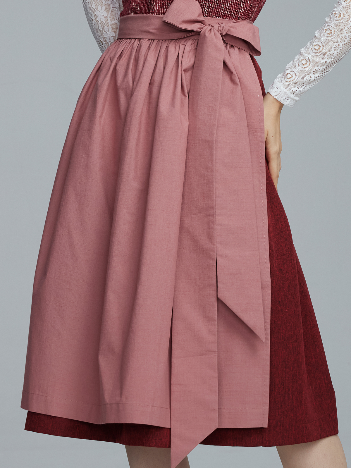 Modernes Dirndl mit Herzausschnitt