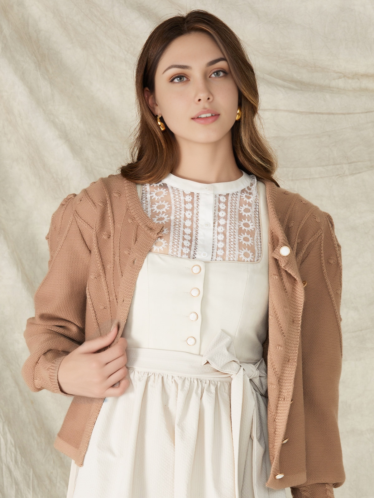 Dirndl in Braun mit traditionellem Schnitt