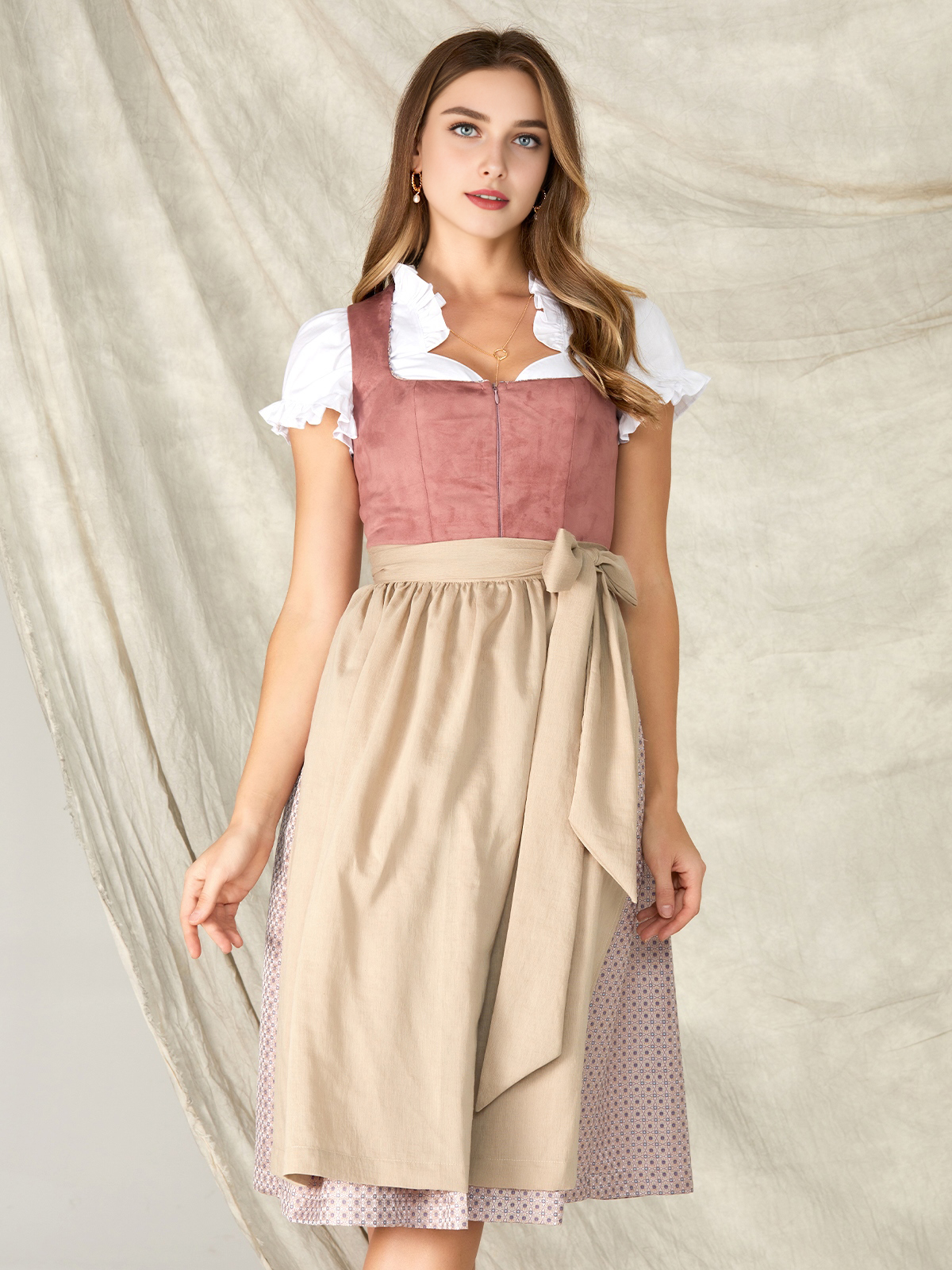 Rosa Dirndl mit femininem Schnitt