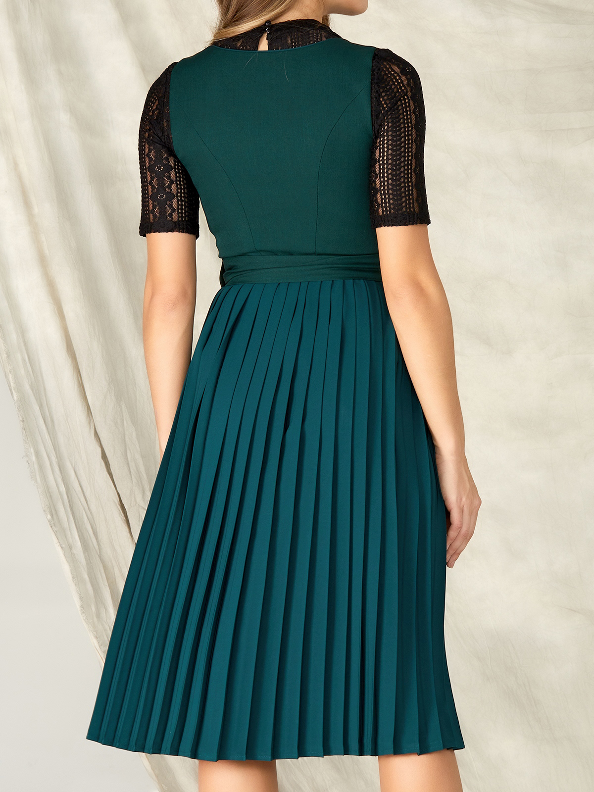 Dirndl Grün Schwarz – Eleganz trifft Tradition