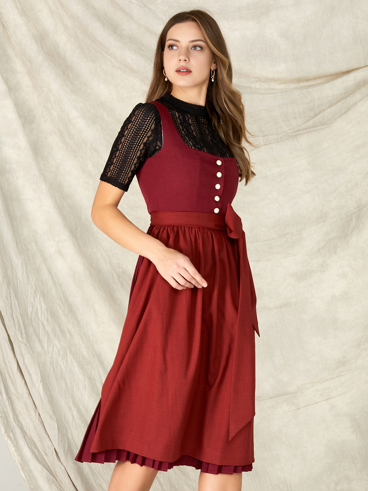 Dirndl in Rot mit traditioneller Bluse