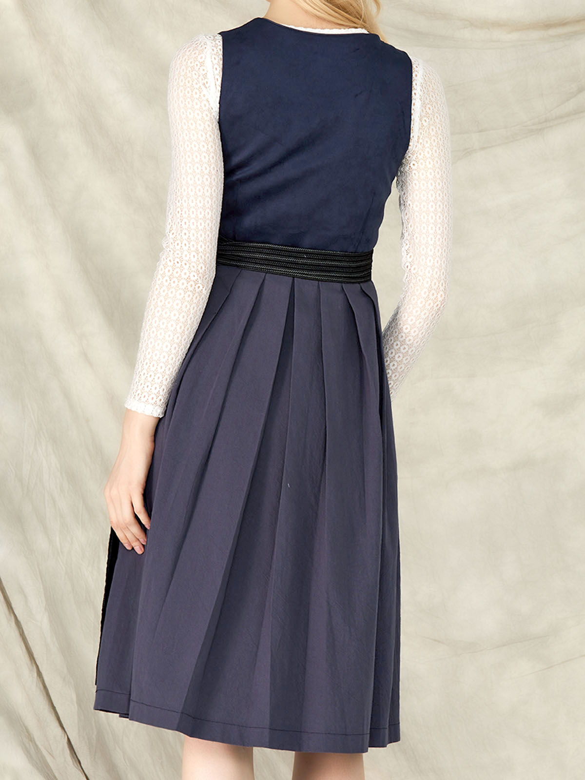 Ehreer Blau-Dirndl mit modernem Twist