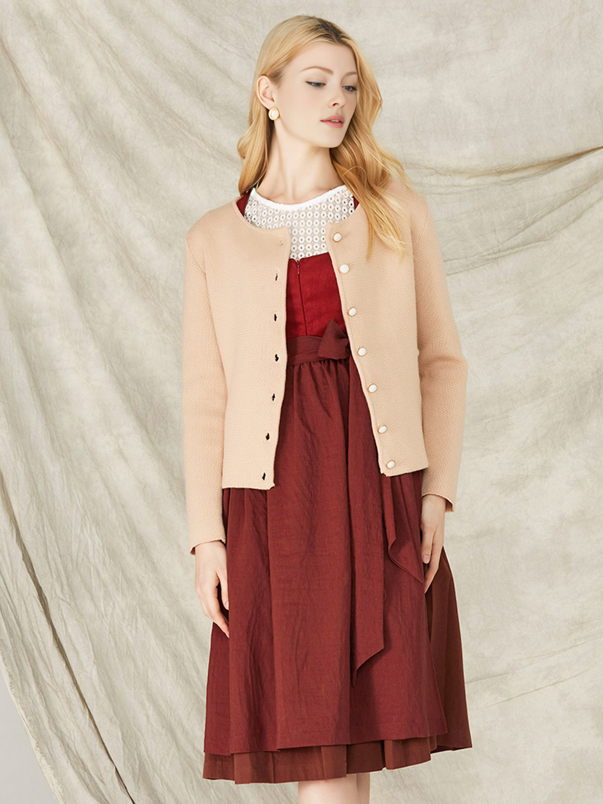 Traditionelles grün rotes Dirndl