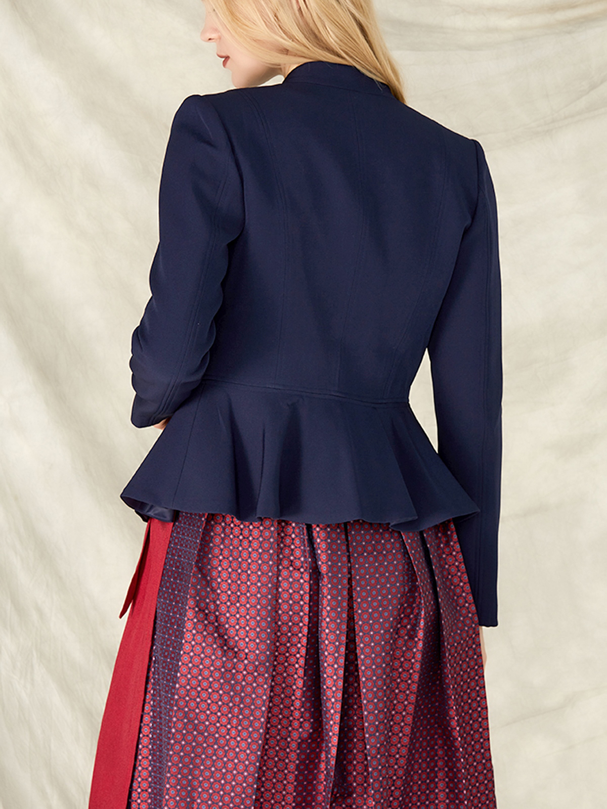 Modernes Dirndl in Marineblau mit raffinierten Details