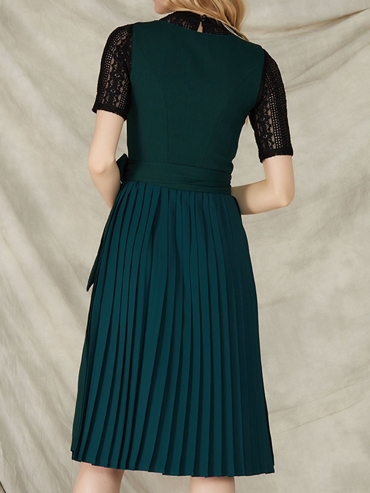 Modernes Dirndl in Grün