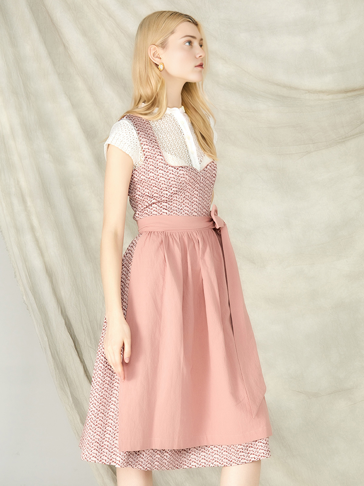 Moderne Dirndl-Kleider in Rosa – stilvoll und feminin