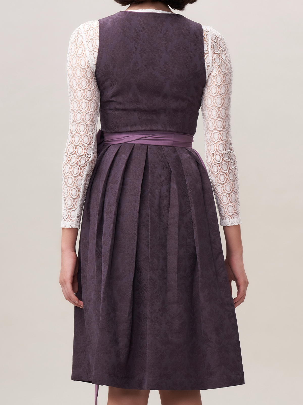 Lila Dirndl mit modernem Schnitt