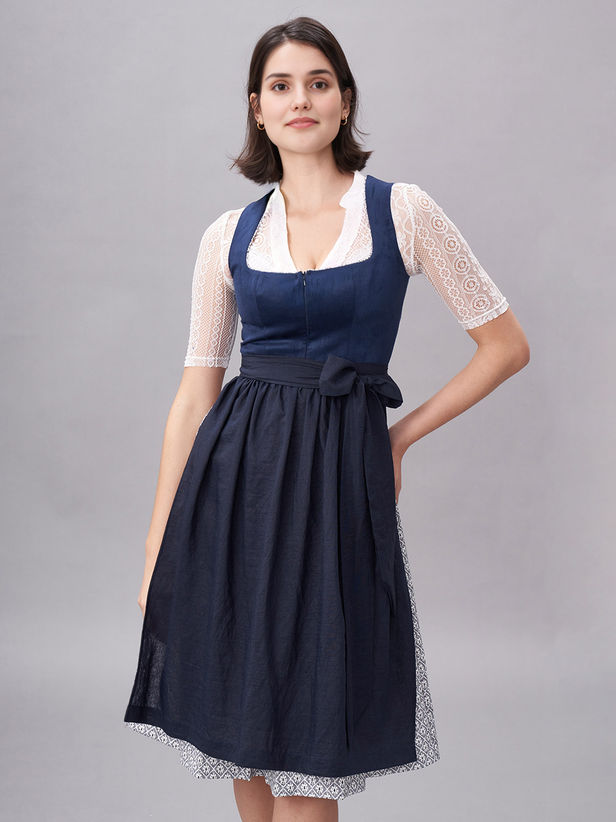 Dirndl in Blau mit passender Bluse