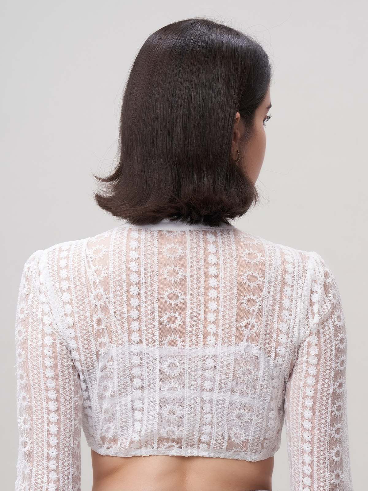 Ein klassisches weißes Dirndl mit blauer Schürze – perfekt für festliche Anlässe