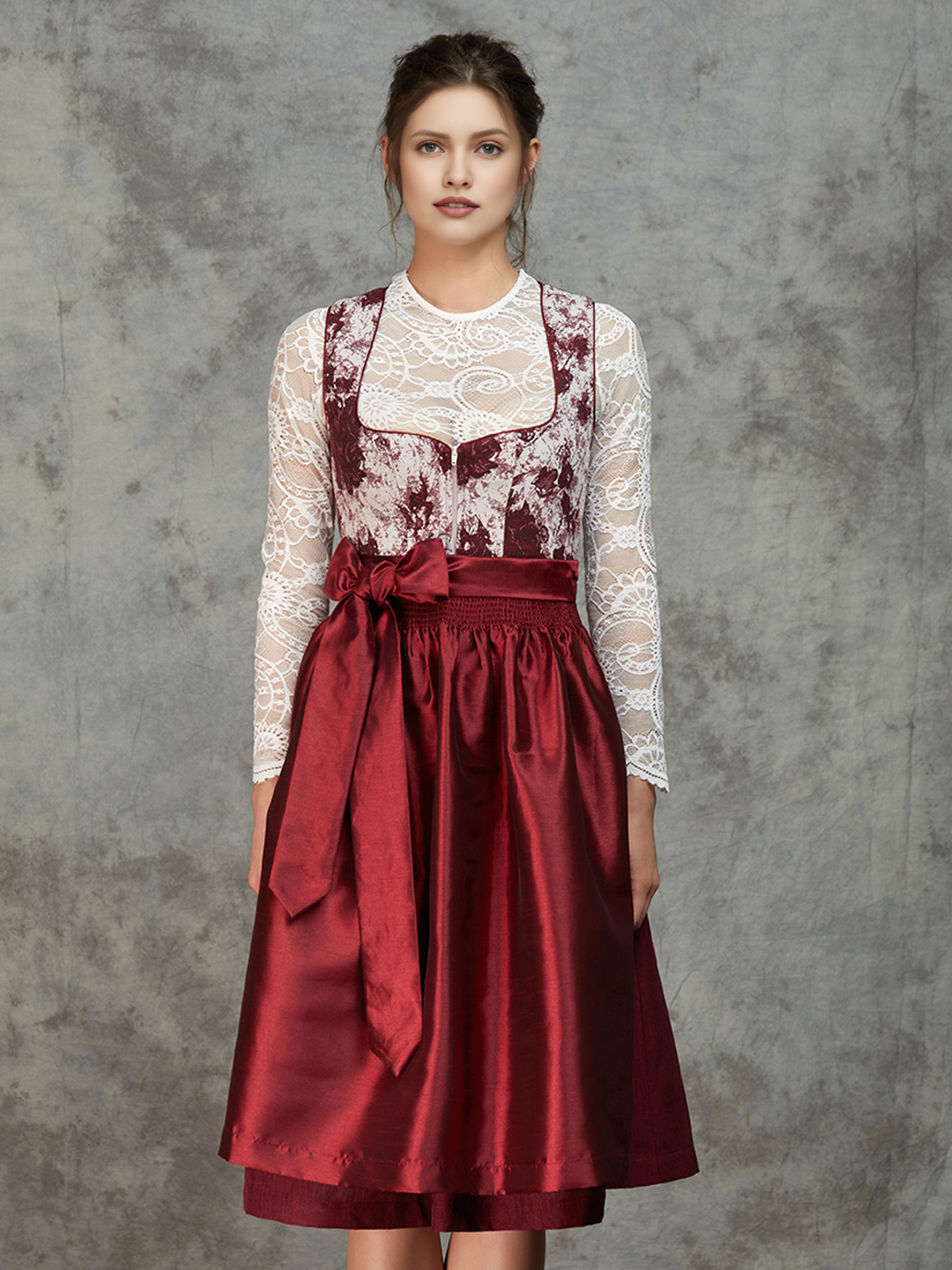 Modernes rotes Dirndl mit taillierter Silhouette