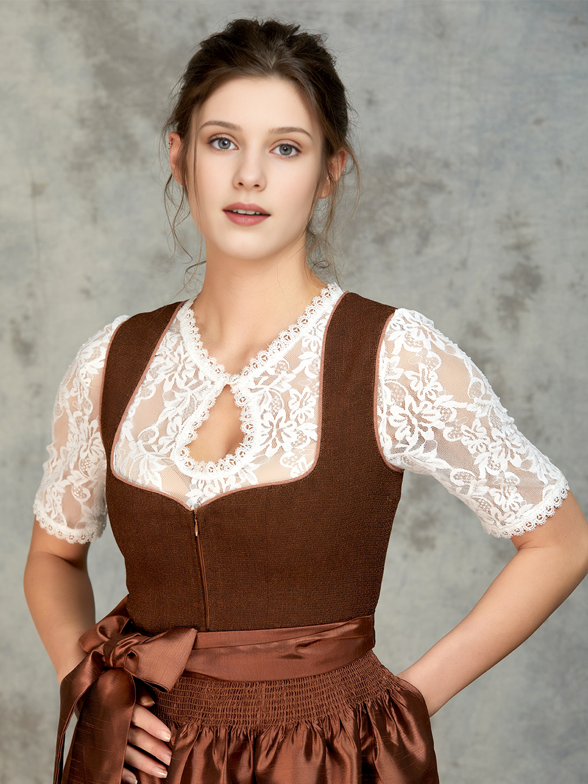 Modernes langes schwarzes Dirndl in eleganter Ausführung