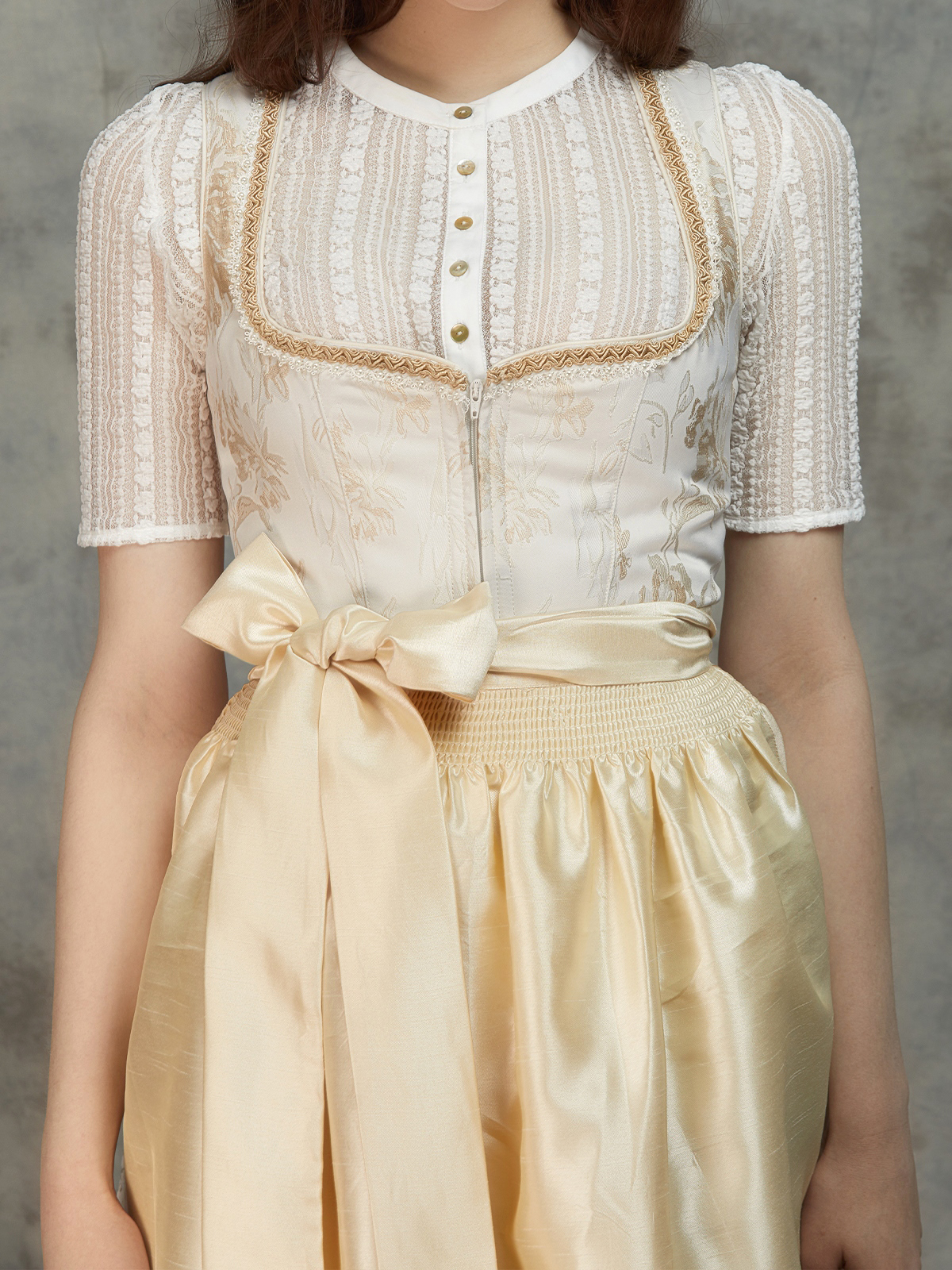 Modernes Dirndl in Gelb