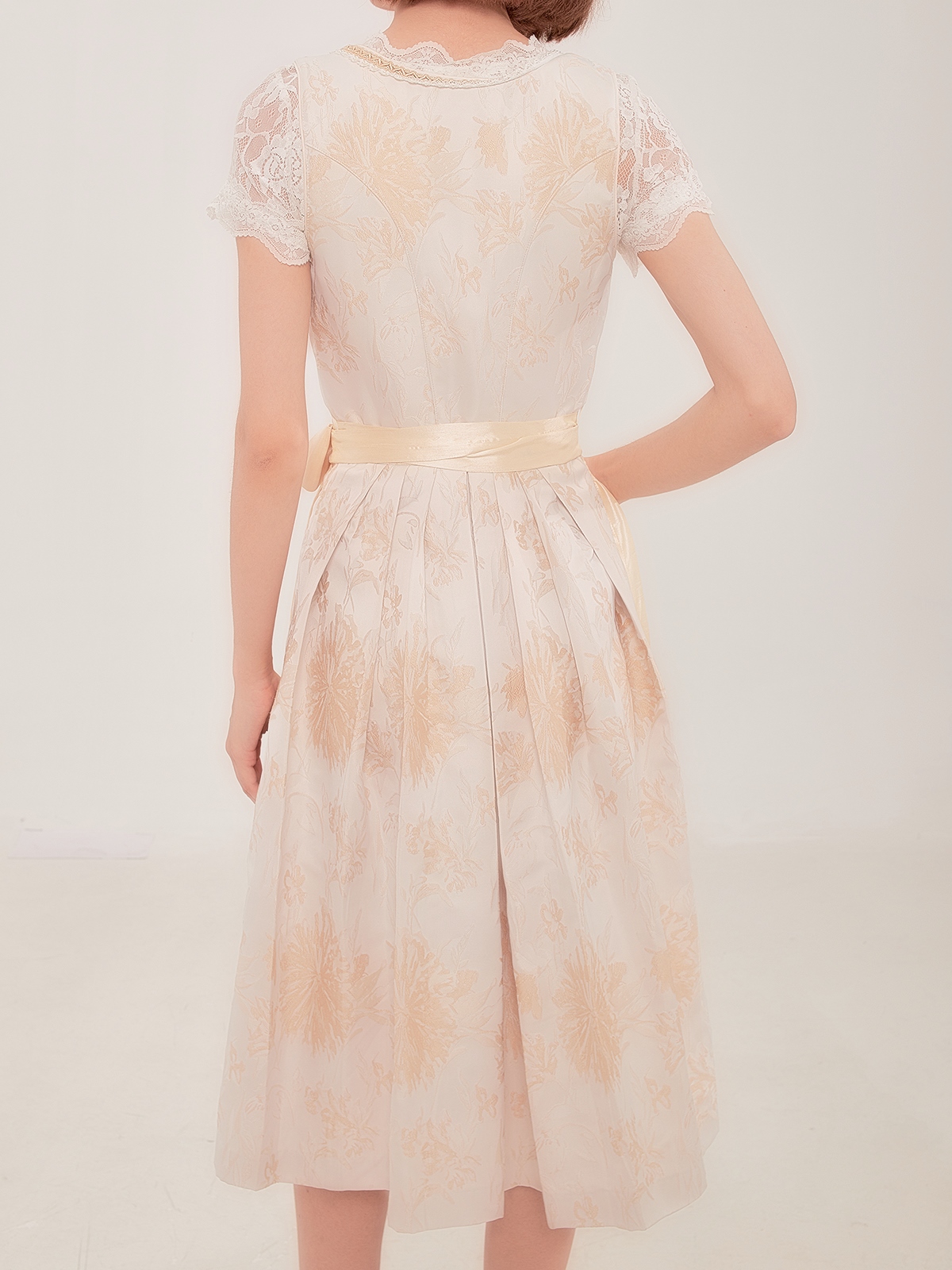 Dirndl in Gelb – stilvolle Eleganz