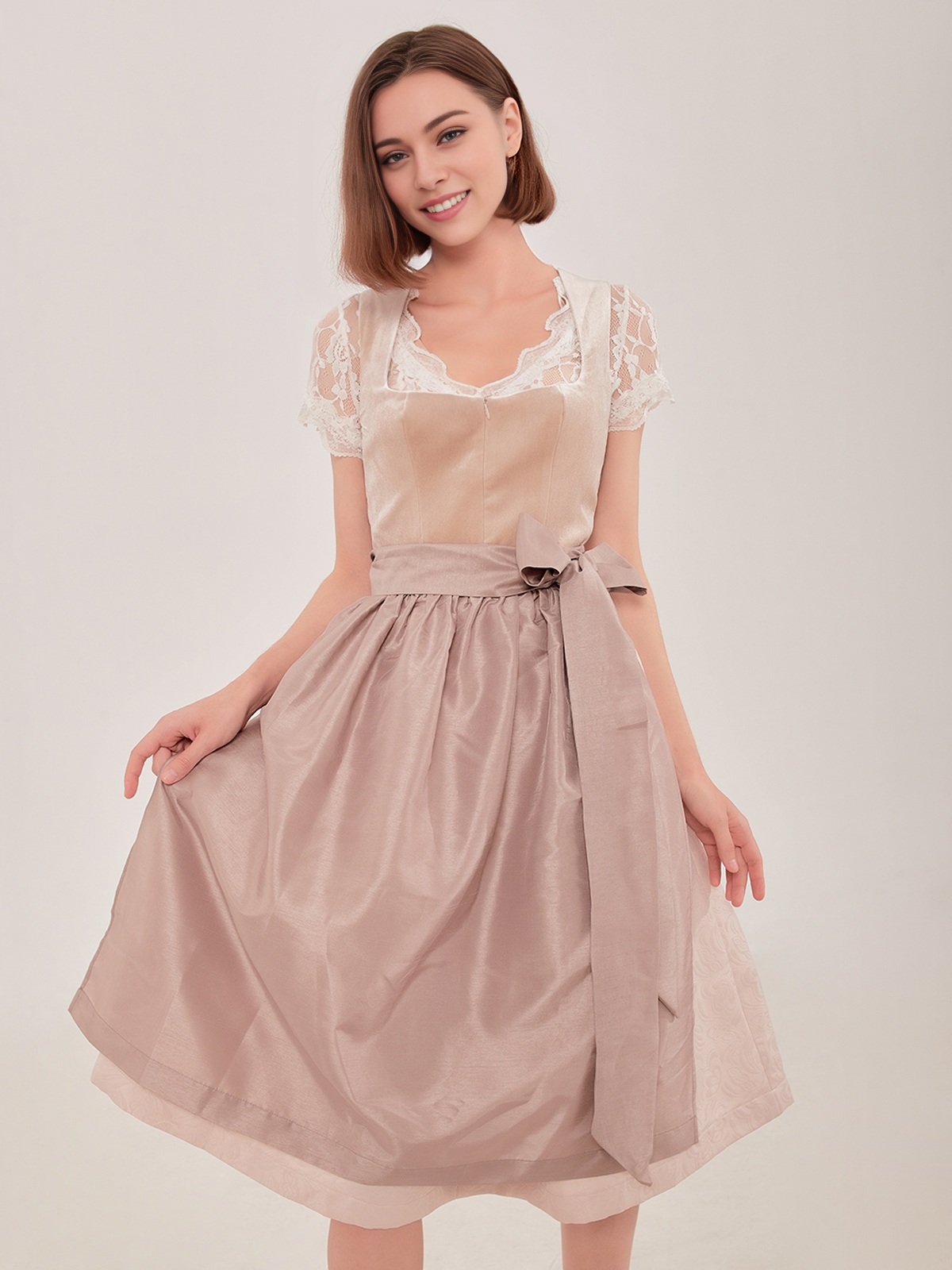 Dirndl in Braun mit harmonischer Frisur