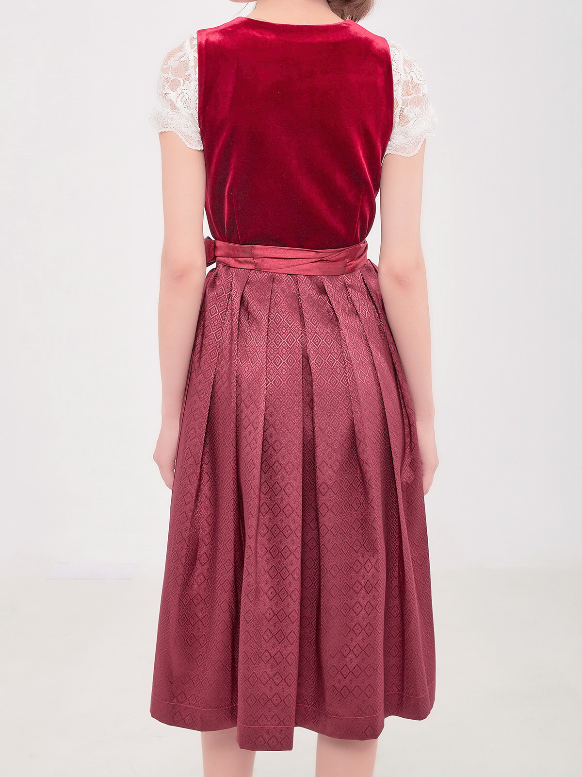 Modernes lila Dirndl mit femininem Schnitt