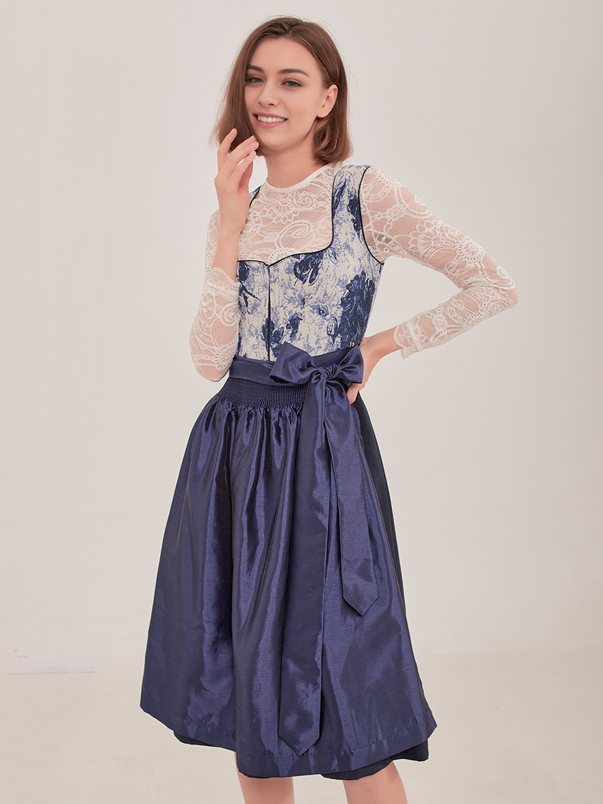 Modernes blaues Dirndl mit floraler Schürze