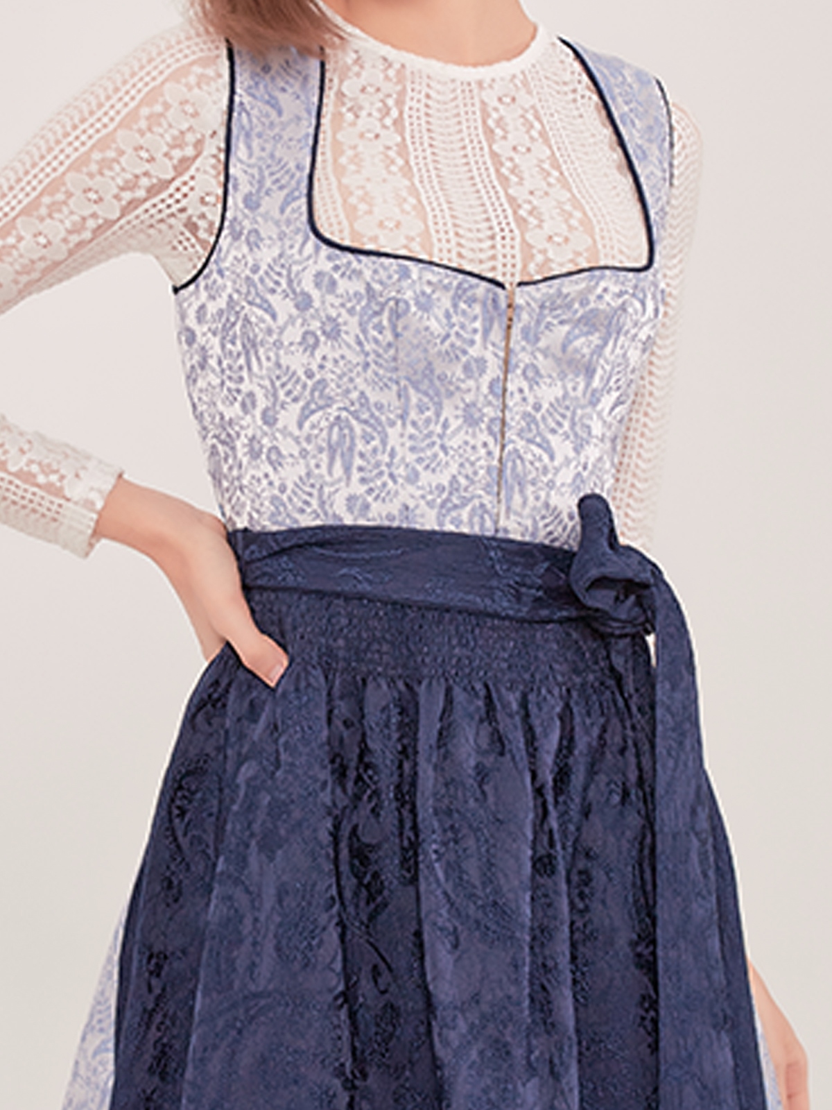 Modernes Dirndl in Blau
