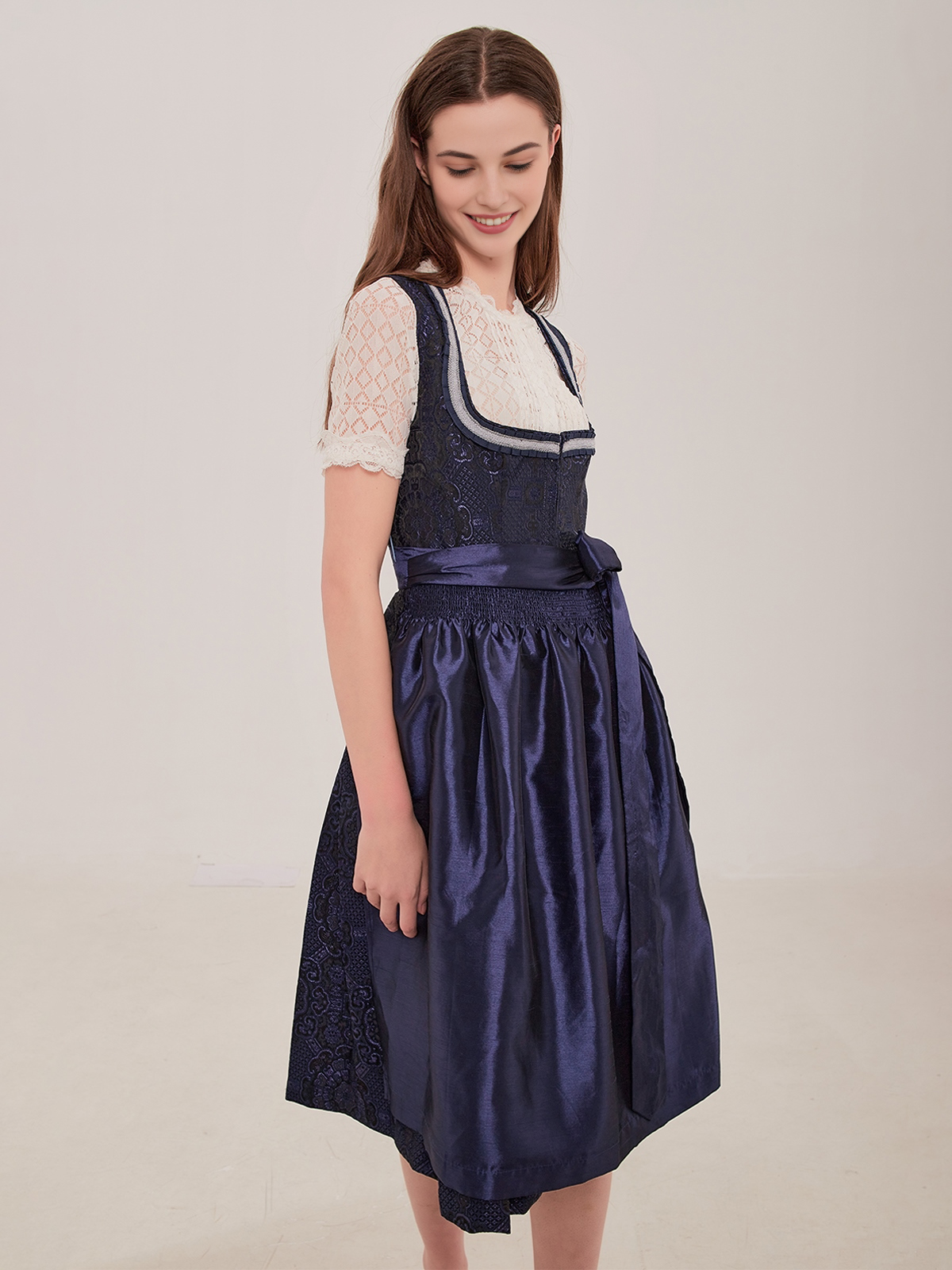 Dirndl in Waldgrün mit modernem Schnitt