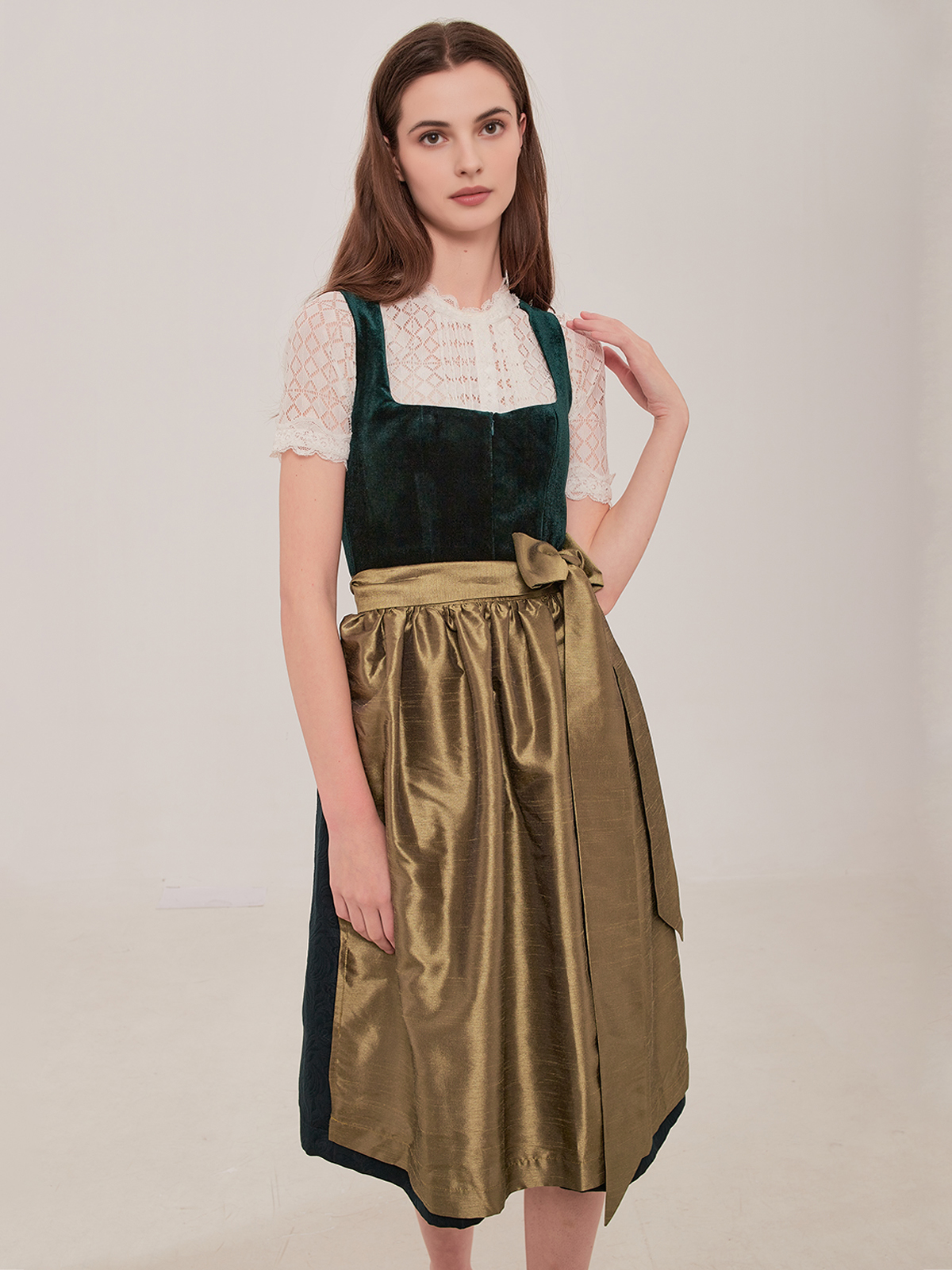 Modernes Dirndl in Grün mit floralen Details