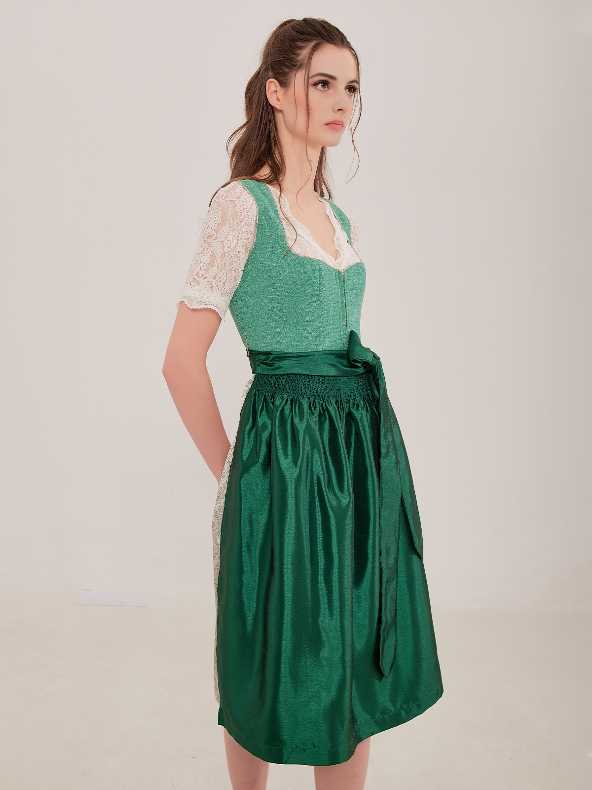 Modernes blaues Dirndl mit traditionellem Schnitt