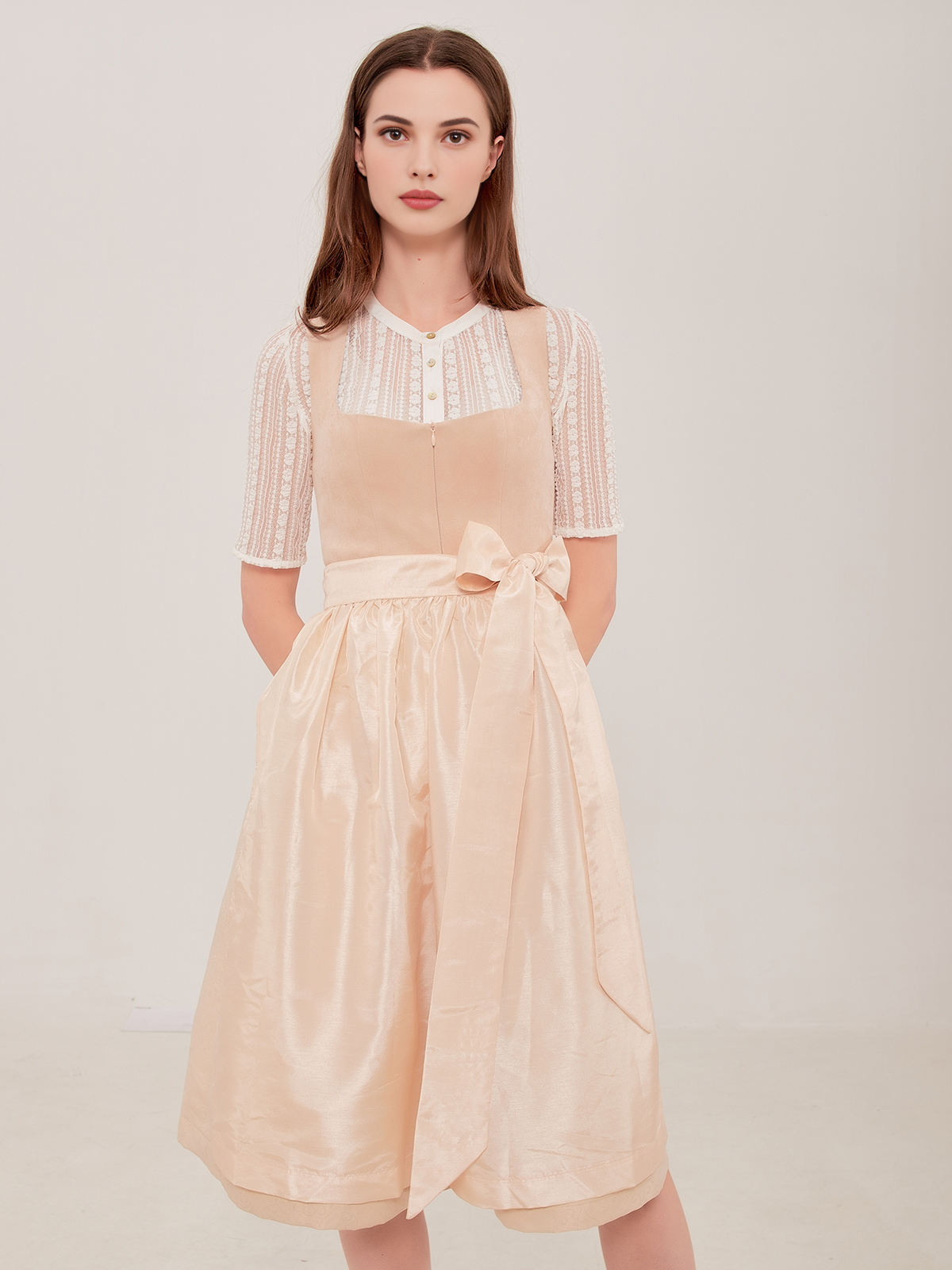 Ein elegantes beiges Dirndl mit modernem Schnitt