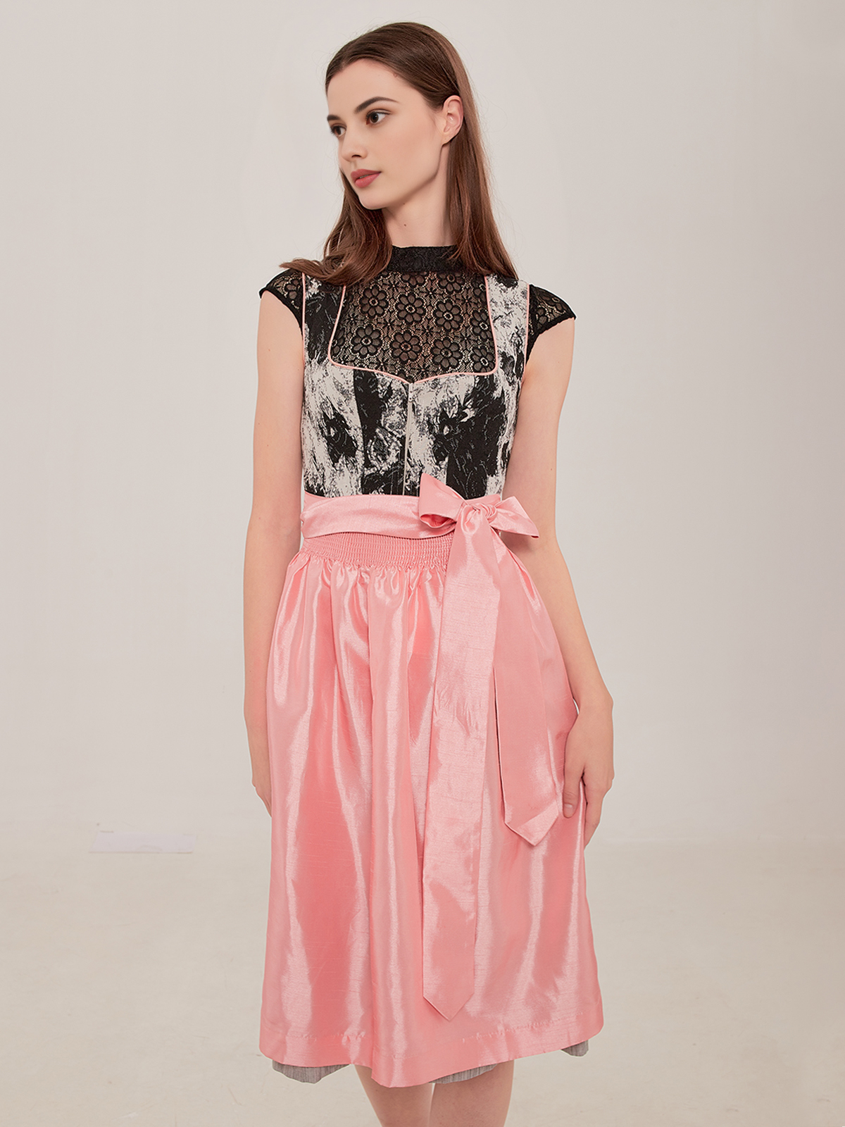 Elegantes Dirndl Grün mit floralen Details