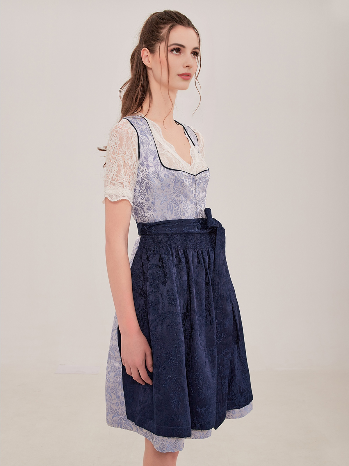 Elegantes blaues Dirndl mit traditionellem Schnitt