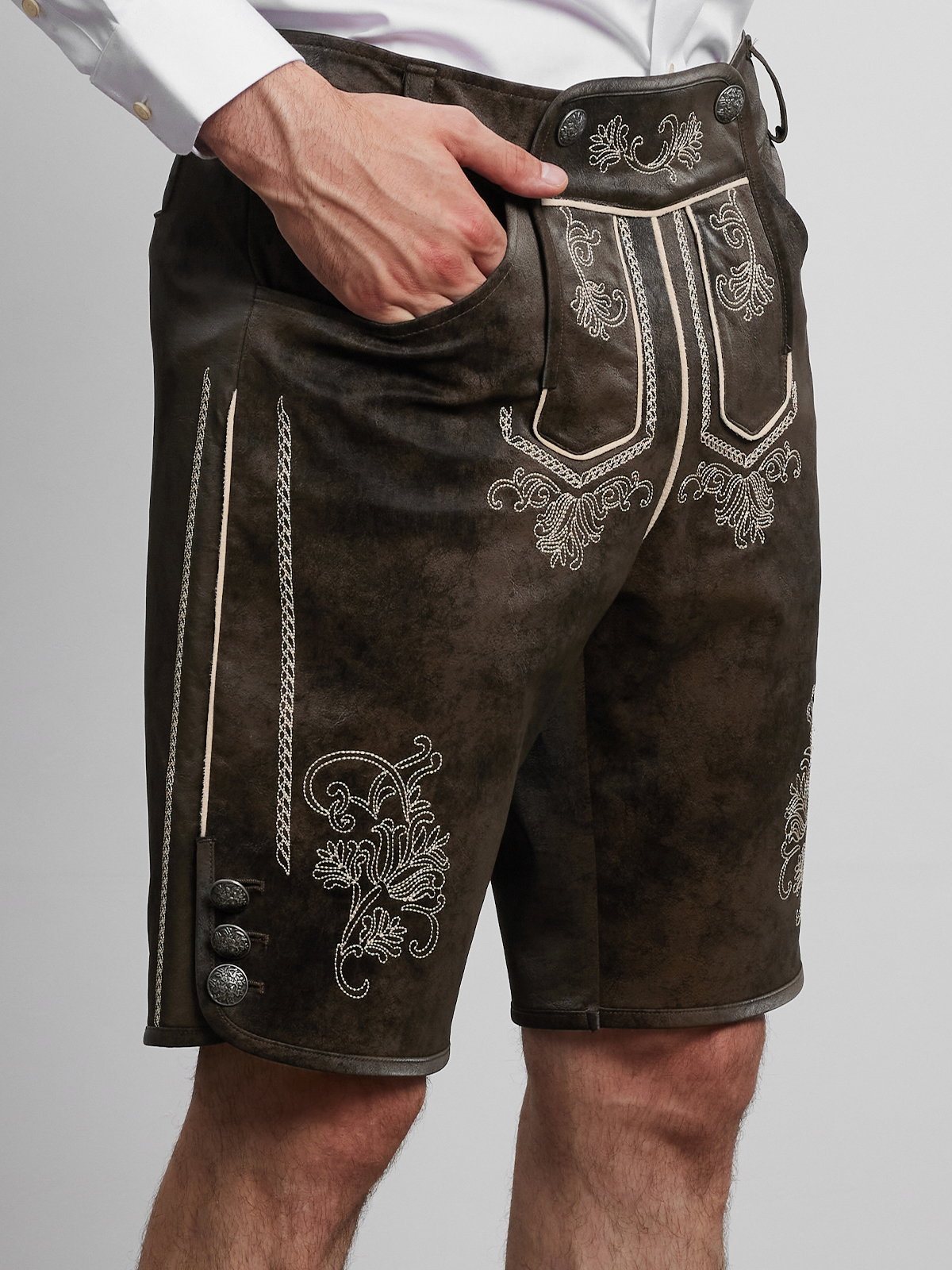 Dirndl in Braun mit traditionellem Schnitt