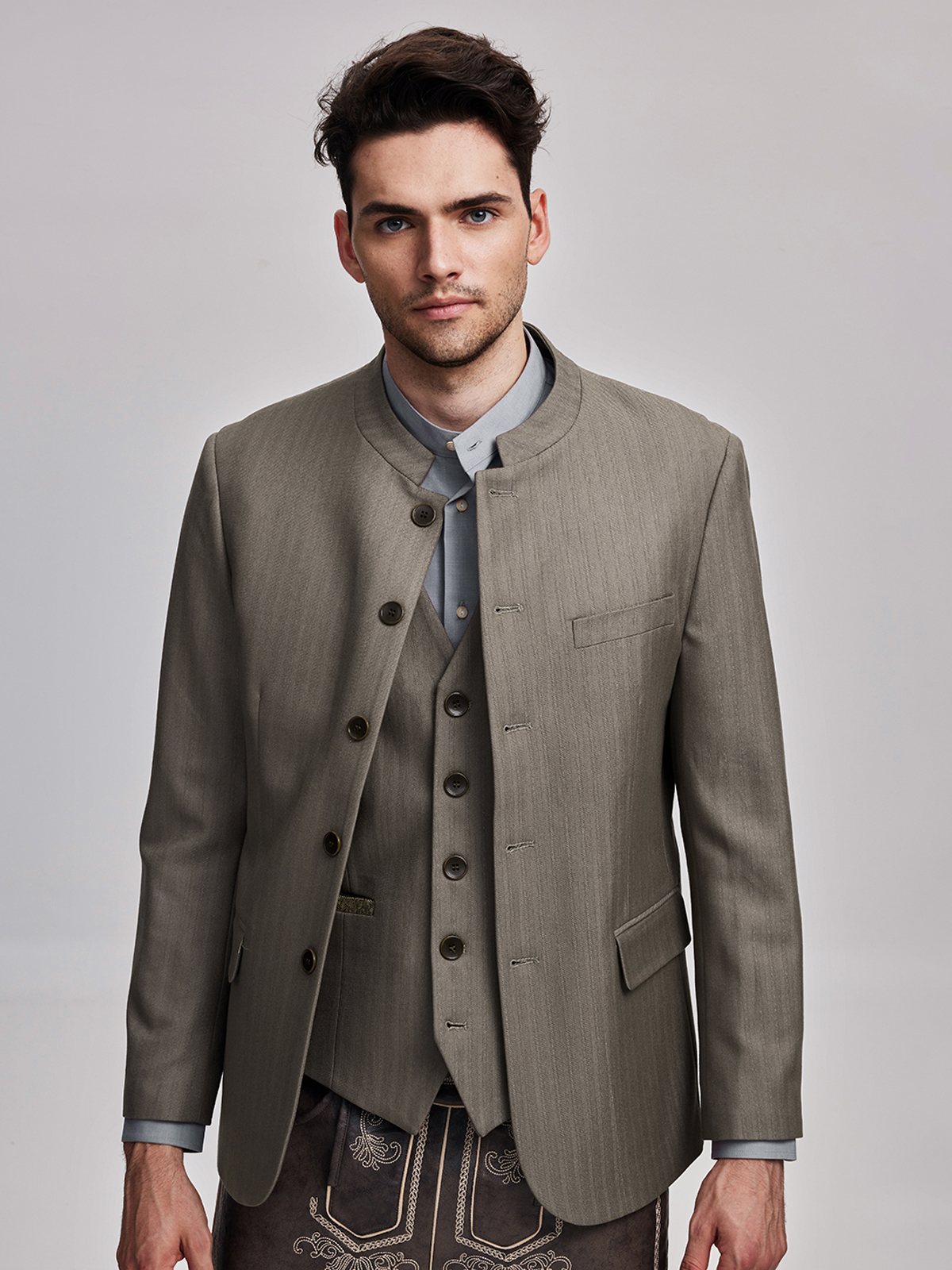 Modernes Dirndl in Braun mit urbanem Chic