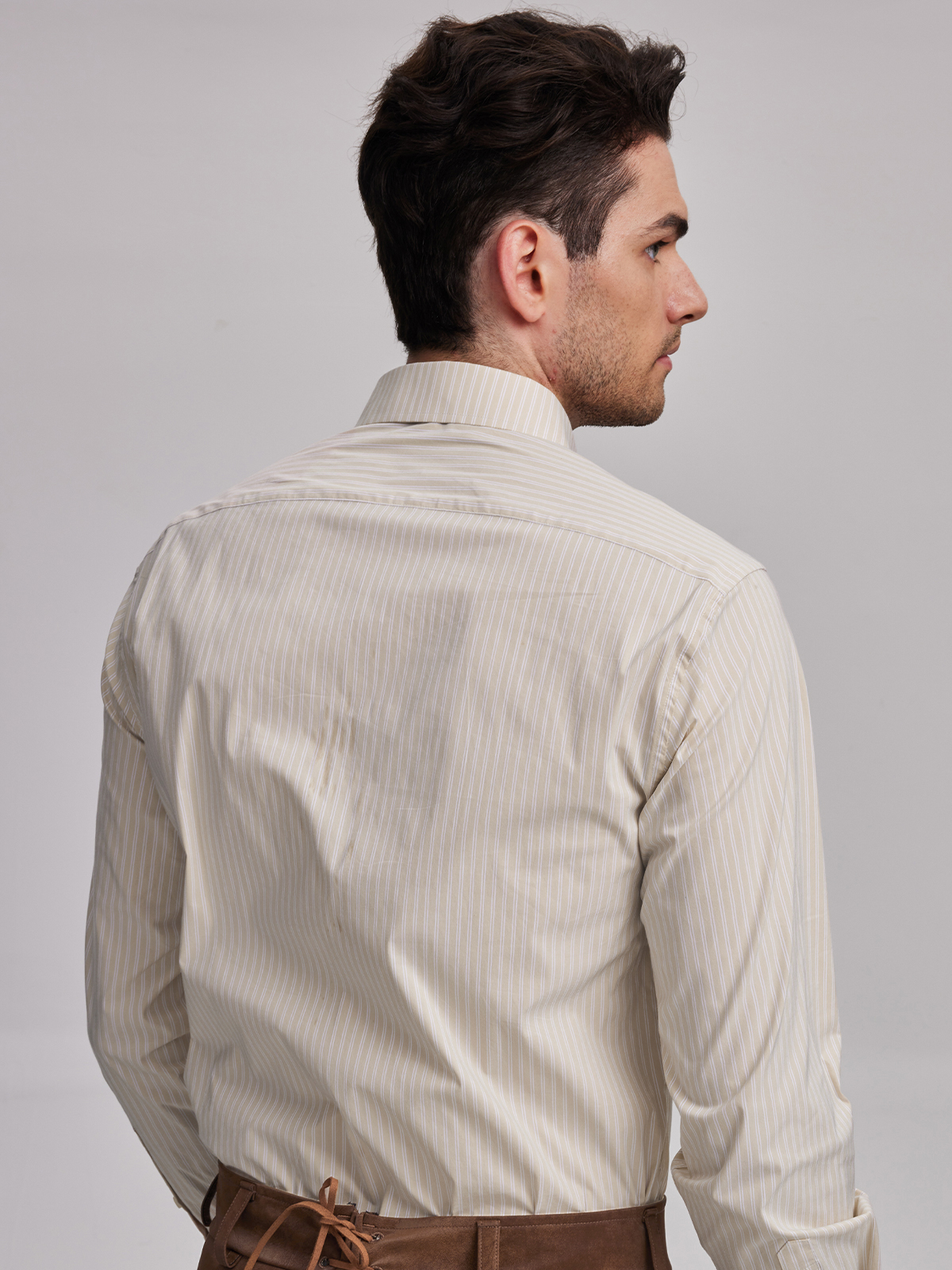 Elegantes grünes Dirndl mit gelber Bluse