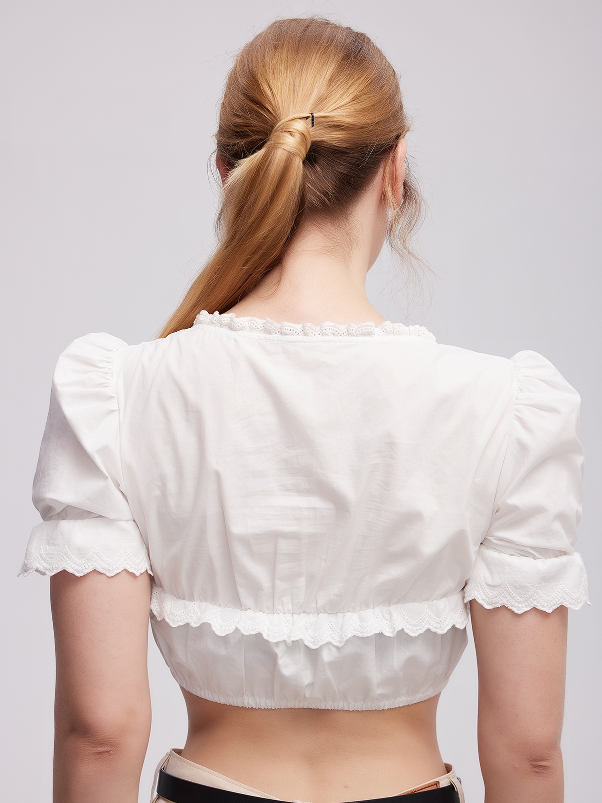 Dirndl Bluse in Weiß – perfekt für jeden Anlass