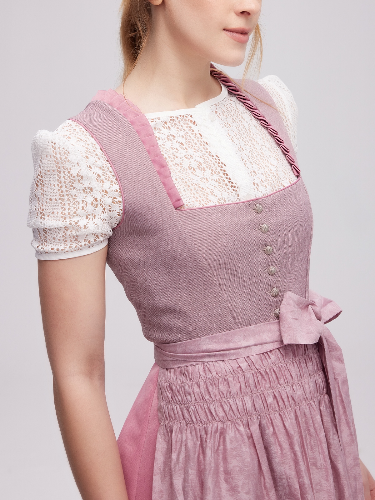 Dirndlbluse schwarz kurzarm in Kombination mit einem lila Dirndl