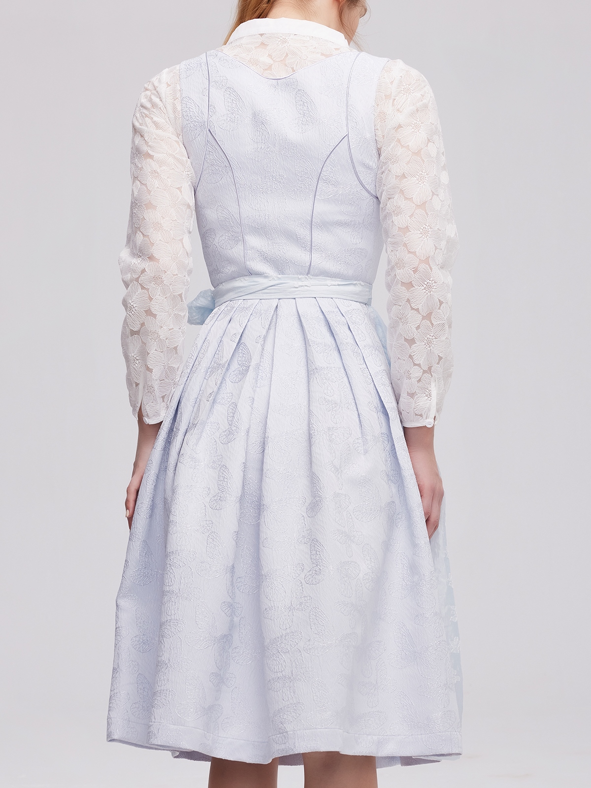 Modernes blaues Dirndl mit floralen Details